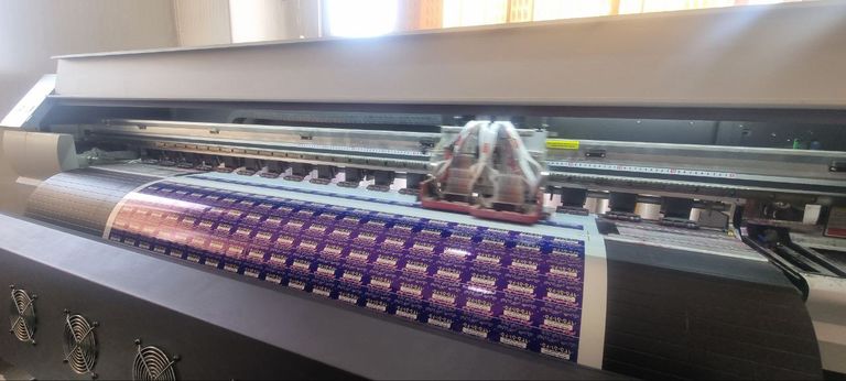 چاپ شبرنگ با دستگاه دیجیتال پیشرفته، مناسب برای تولید علائم و برچسبهای با کیفیت.