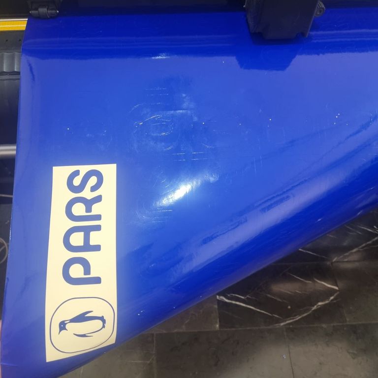 نمای نزدیک از برچسب شبرنگ PARS نصب شده روی سطح آبی.